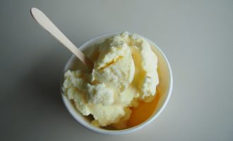 Мороженое с брусничным джемом